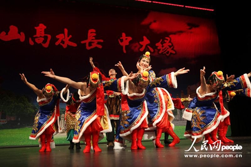 中山大学学生们表演《高原红》